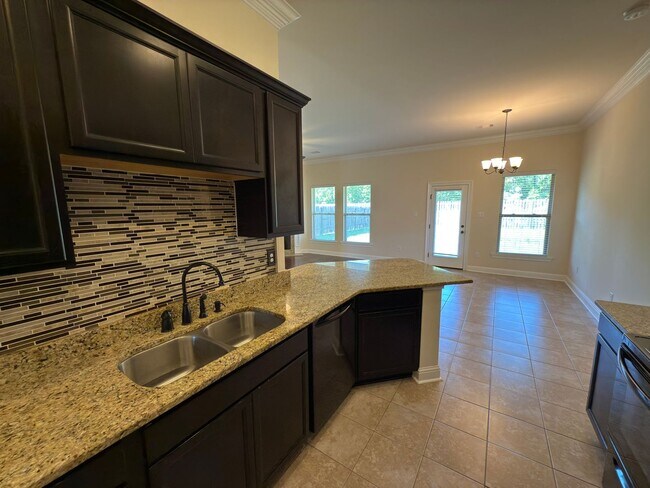 Building Photo - 3-Bedroom Home with Central AC, Gas Fireplace & Spacious Backyard