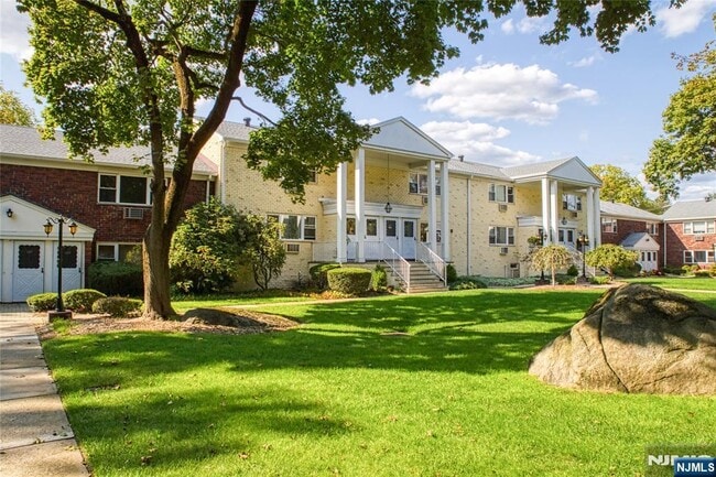 Primary Photo - 132 Regency Park