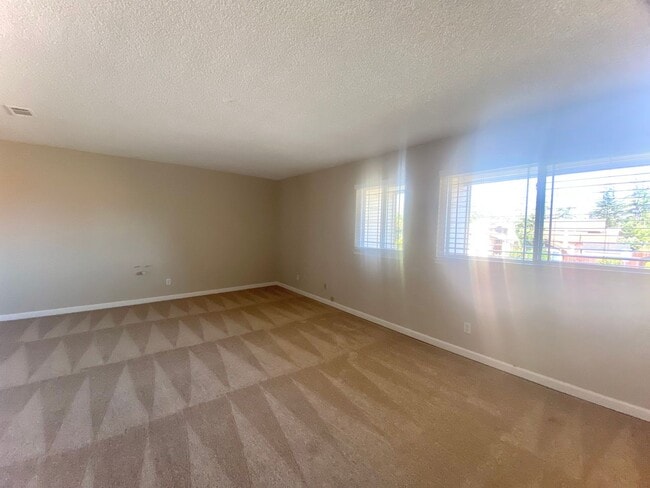 Building Photo - Large 5-bedroom 3-bathroom Home in Union C...