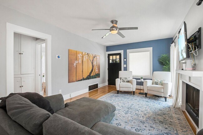 Building Photo - Spacious and conveniently located 2b/2bath single family home, available for Mid-January 2026!!!!!