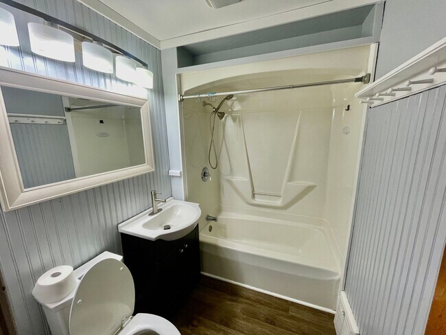 Building Photo - Charming 4 Bedroom Home