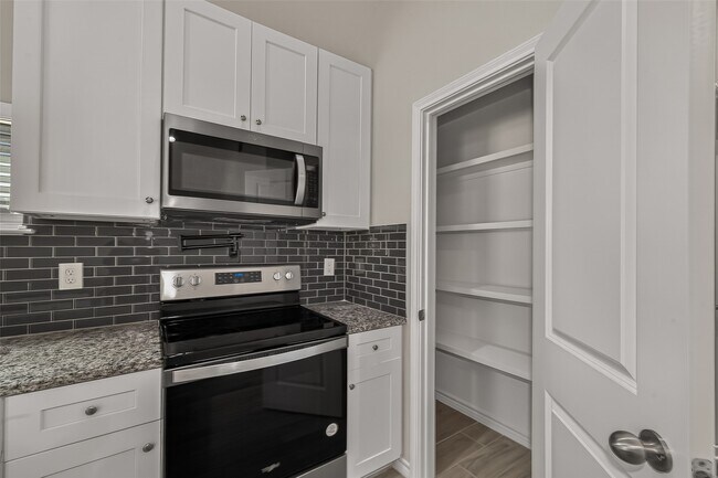 Building Photo - 352 Westchase St