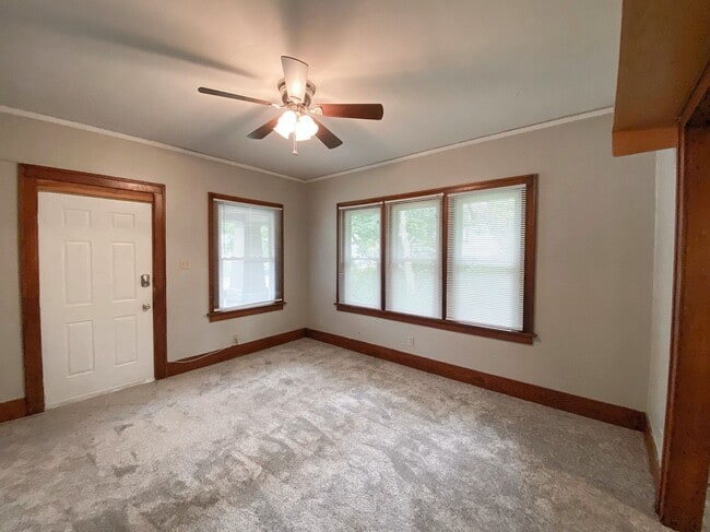 Building Photo - 4 Bedroom House Near Campus