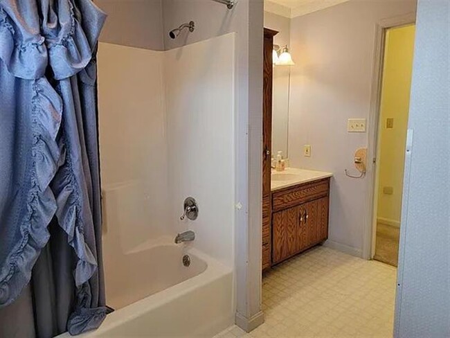 Building Photo - SERENE & CUTE HOME
