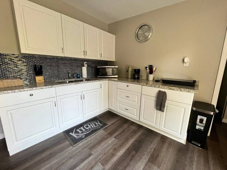 Building Photo - 6208 Pinewood Village Cir W