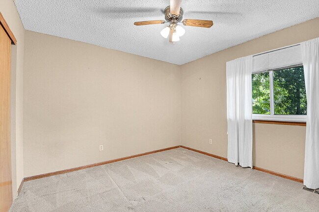 Building Photo - $3,050.00, 4 bed, 3 bath, located in Auror...