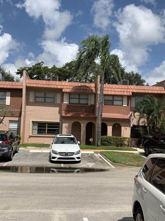 Building Photo - 11 Madrid Ln