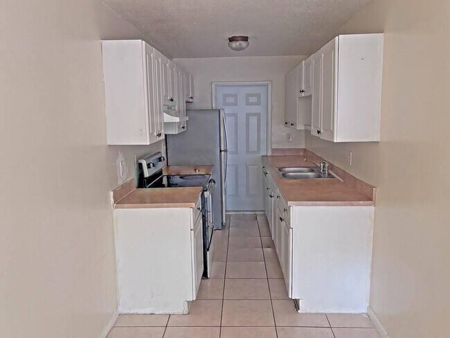 Building Photo - 2620 Riverland Dr