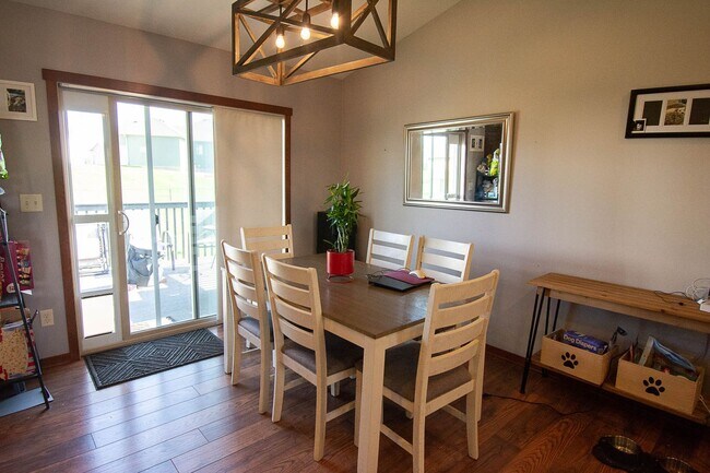 Building Photo - Spacious NW Home with Fenced Yard & Deck