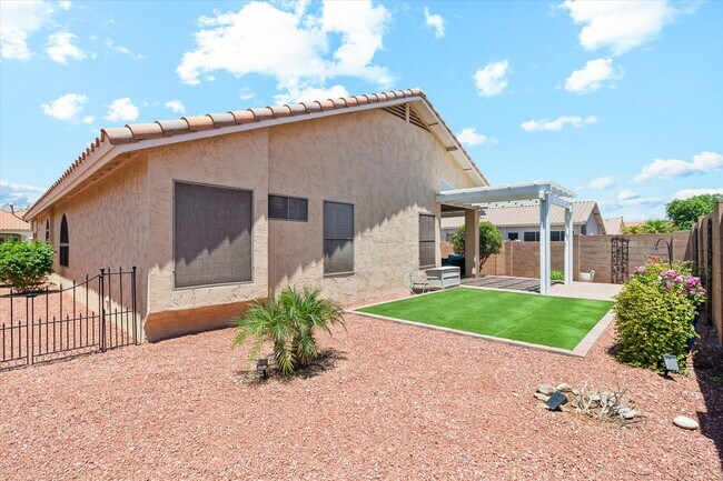 Building Photo - 18119 W Sammy Way