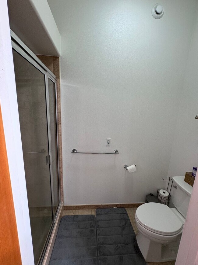 Building Photo - Beautiful 3 Bedroom, 2 bath, 2 Car Garage home off Chena Hills/Chena Ridge