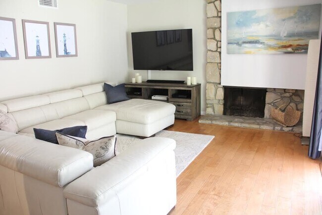 Building Photo - Gorgeous 4 Bedroom, 2 Bath in the Lovely Huntington Beach!