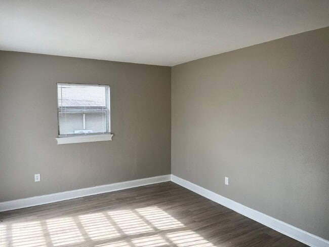 Building Photo - 1539 Hialeah St