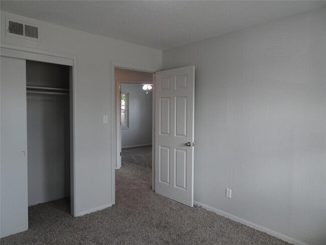 Building Photo - 2305 Maple Dr