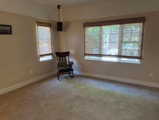 Building Photo - 2 bedrooms 2 bath