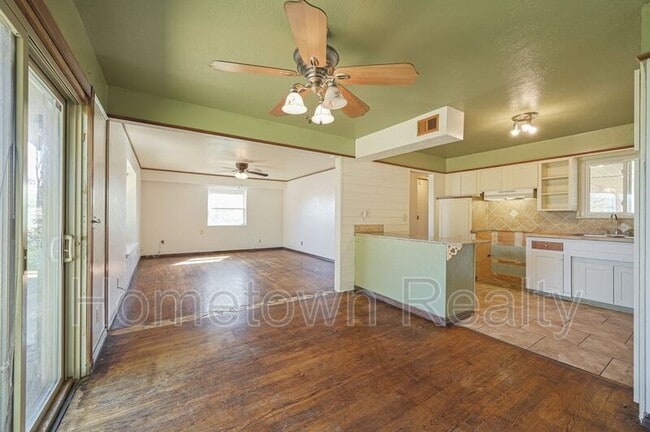 Building Photo - 1805 NE 53rd St