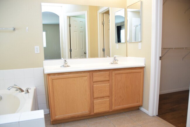 Building Photo - BEAUTIFUL 4 BEDROOM, 2.5 BATH SINGLE-FAMIL...