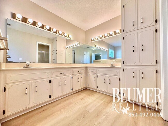 Building Photo - 5027 Shoshone Dr