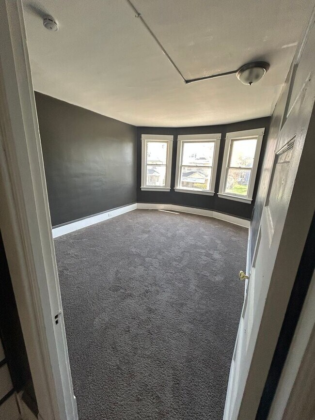 Building Photo - Spacious, Section 8 Accepted, 5 Br
