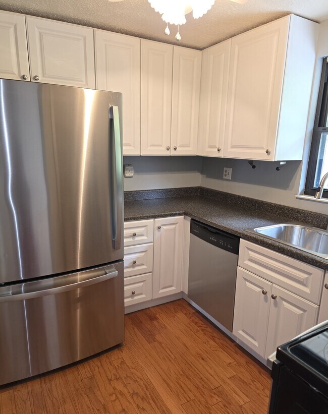 Building Photo - Beautiful Three Bedroom Townhome in Hunting Ridge Community