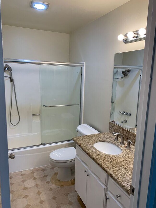 Building Photo - GREAT & SPACIOUS 2BD 2BA FOR LEASE!