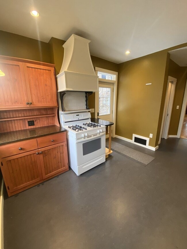 Building Photo - 125 N 9th Ave E