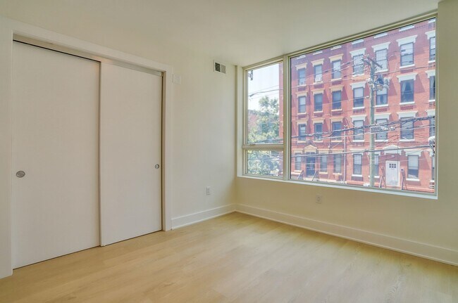 Building Photo - 303 Madison St