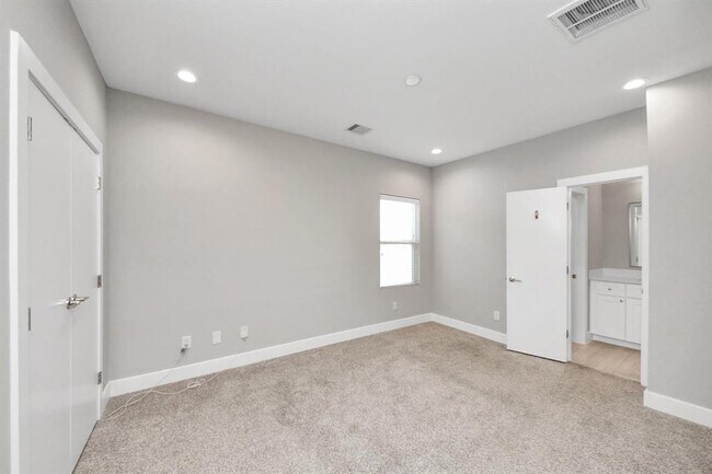 Building Photo - 5510 Rosslyn Rd