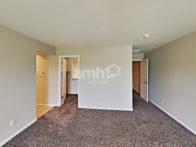 Building Photo - 2550 N Heritage St