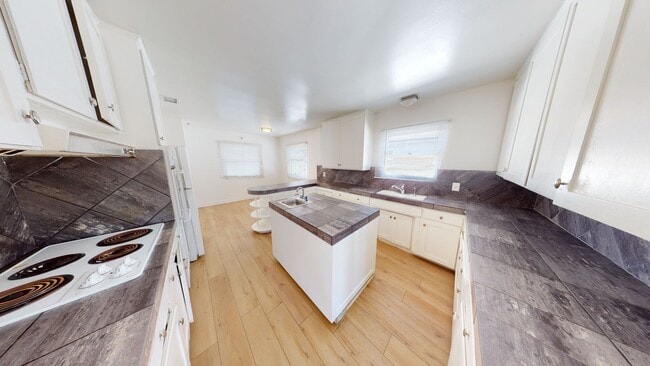 Building Photo - Huge House on Art St!! (Lease out, pending...