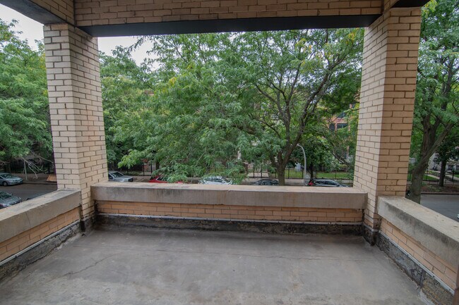 Building Photo - 844 W Lakeside Pl