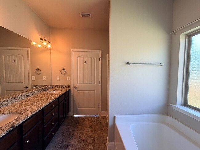 Building Photo - 2492 Bentridge Dr W