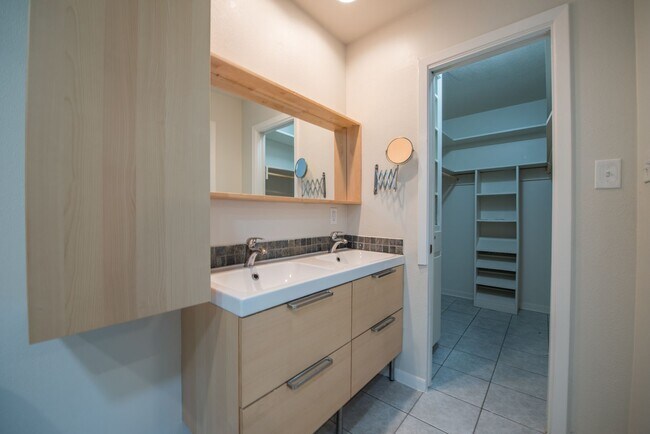 Building Photo - 2902 Silverleaf Dr