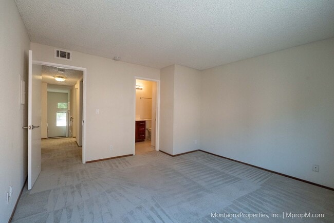 Building Photo - Spacious Townhome - GARAGE - Light and Bri...