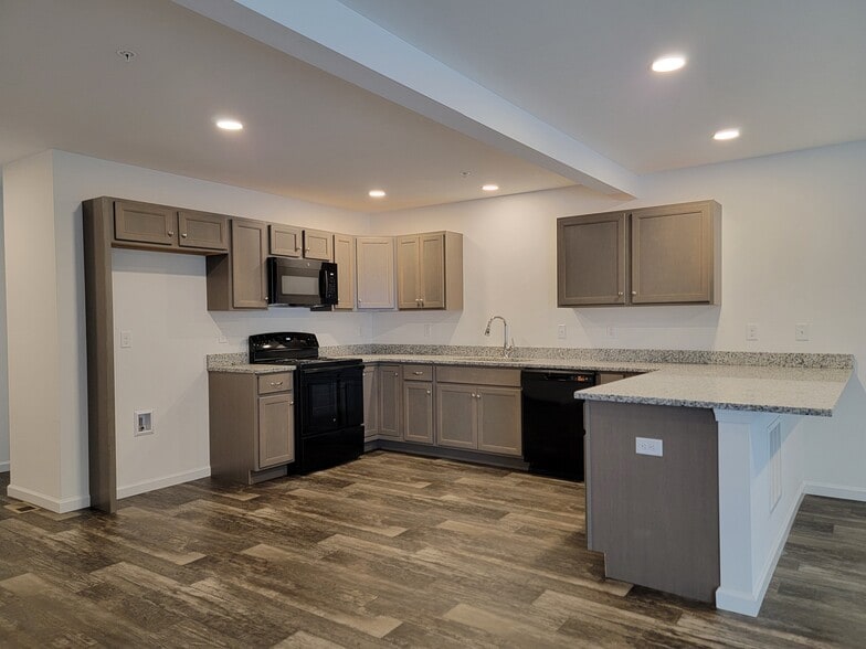 Building Photo - 140 Robert Cir