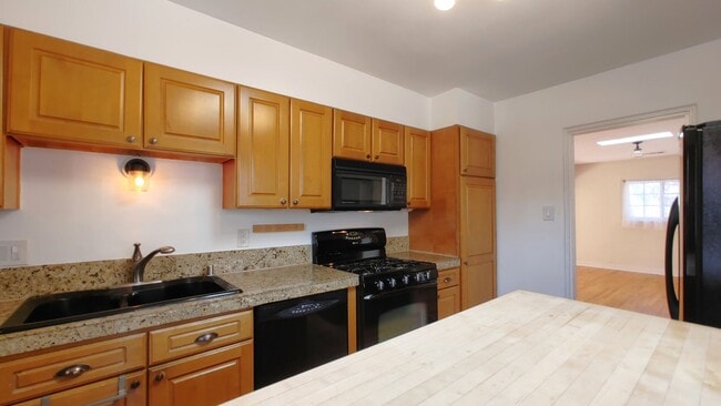 Building Photo - 1st Month Free! Old Town Charm! 2 Bedroom ...