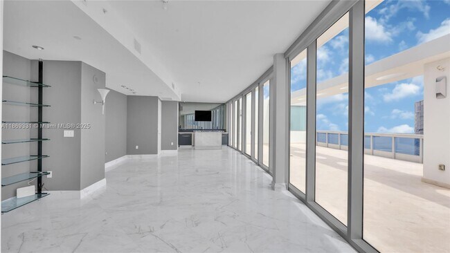 Building Photo - 200 Biscayne Blvd Way