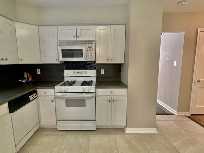 Building Photo - SPACIOUS 4 BED/2 BATH HOUSE-Luxury Vinyl F...