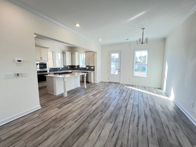 Building Photo - Luxury 2BR Townhome in Market Common | Walkable + Pool | Available Now