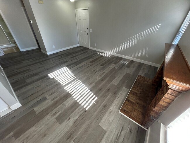 Building Photo - BEAUTIFUL 2 BED 2 BATH SECOND FLOOR CENTRAL LAS VEGAS CONDO