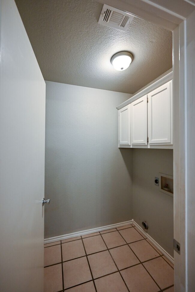 Building Photo - 2 Bed, 2 Bath Duplex Decatur TX