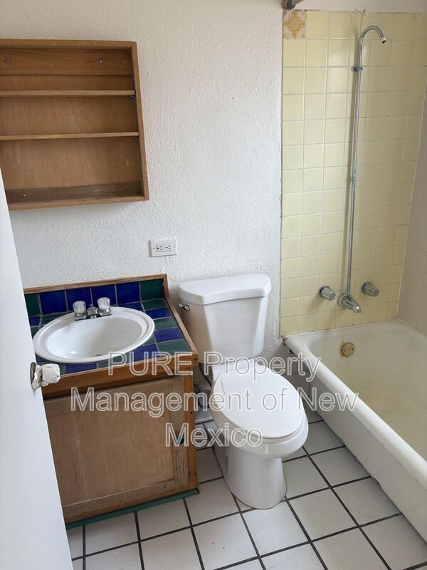 Building Photo - 404 Harvard Dr SE