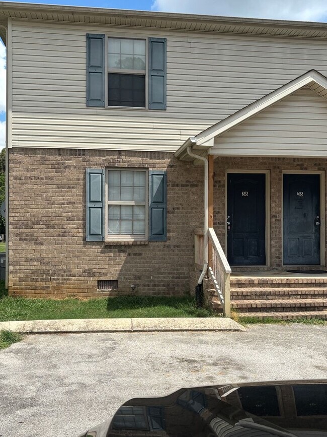 Building Photo - 2 Bedroom Townhouse