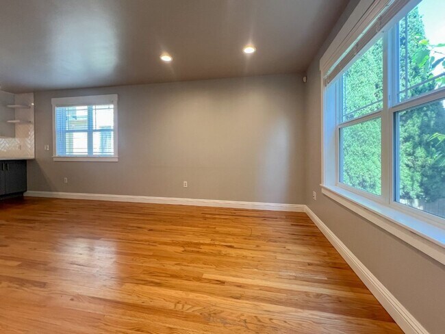 Building Photo - 2Bd/3Ba Seattle Townhouse