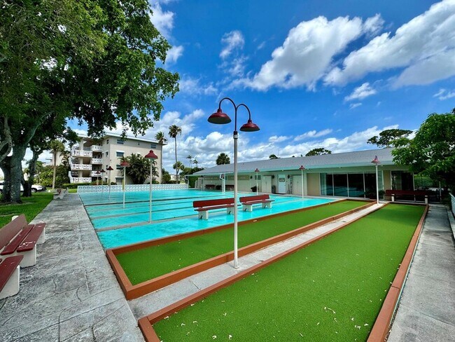 Building Photo - 2811 Garden Dr S