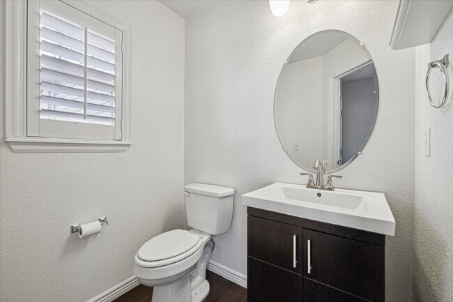 Building Photo - Wonderful 3 bedroom, 3.5 bath home in High...