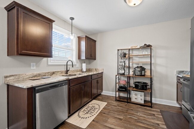 Building Photo - 1049 Whitney Dr