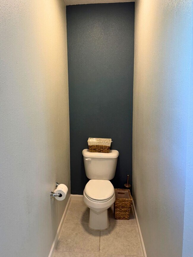 Building Photo - 4/2 open floor plan!