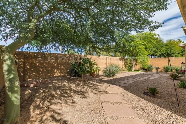 Building Photo - 2856 E Augusta Ave