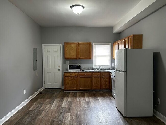 Building Photo - 3 Bedrooms Plus den